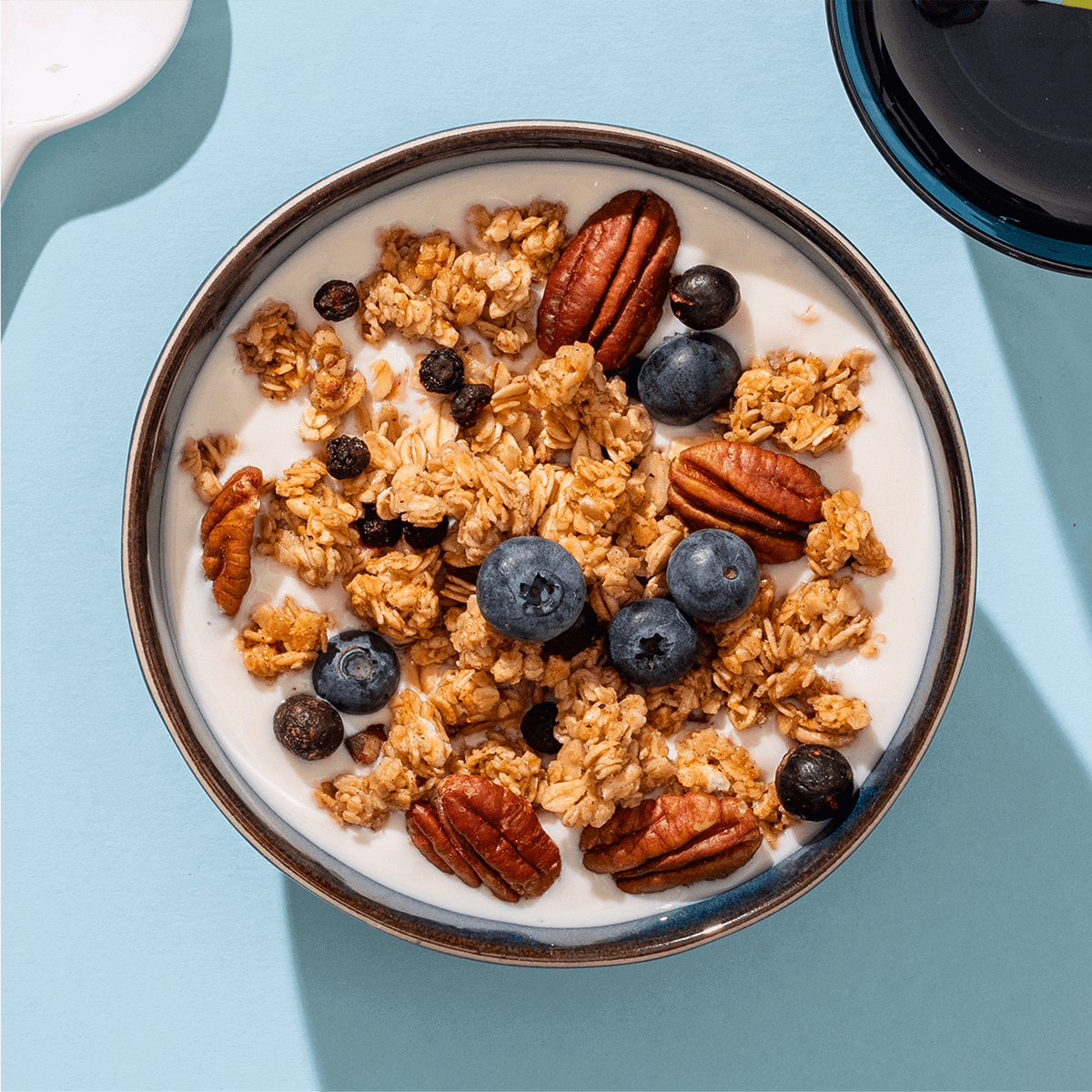 mymuesli-granola-geschenkset-blueberry-cassis-crunchy-575g-mit-becher-und-l-ffel image 2